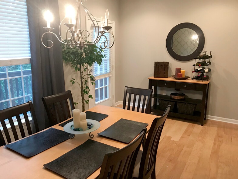 Building Photo - 1151 Village Ct SE