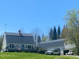 Building Photo - 636 Old County Rd N