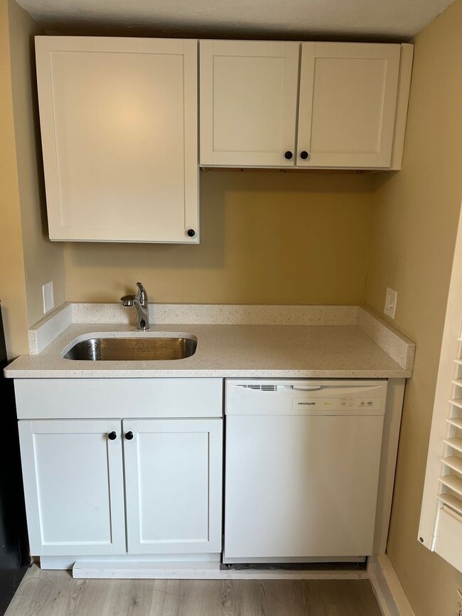 Building Photo - Nicely renovated pet friendly 2 bed in South Boston!