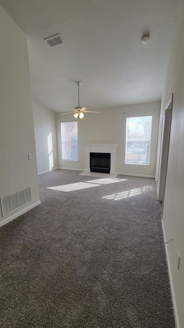 Building Photo - The Villas Condominiums  2/2 AVAILALBE NOW!