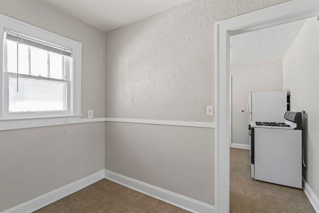 Building Photo - Charming 2-Bedroom Apartment Near UMKC – Hardwood Floors & Pet-Friendly Living in Kansas City $13...