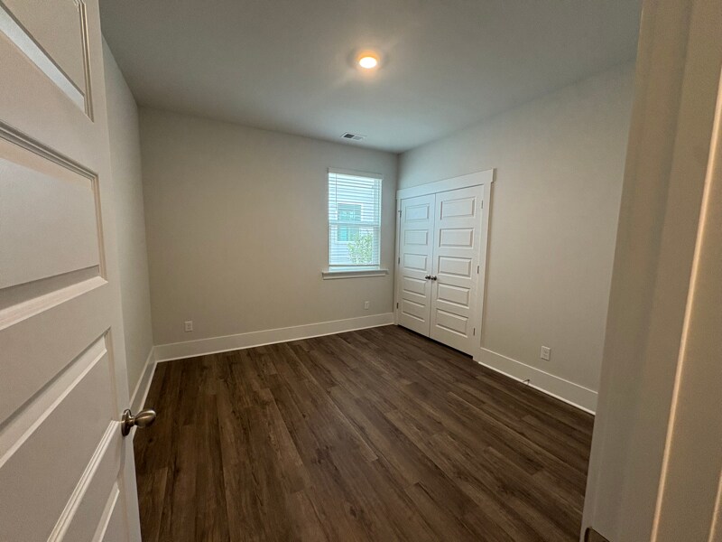 Building Photo - 5093 Roundhead Dr