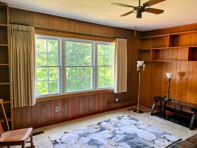 Den - 3805 Knollwood Dr