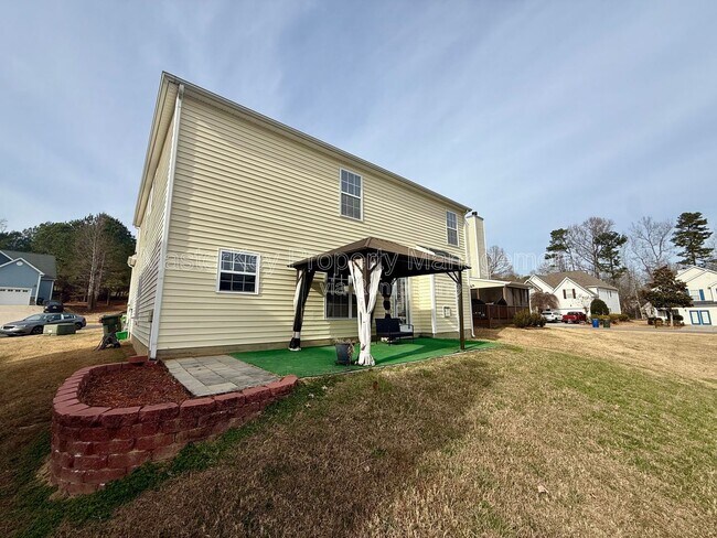 Building Photo - 105 Penncross Dr