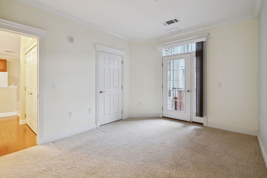 Building Photo - 300 W Elm St