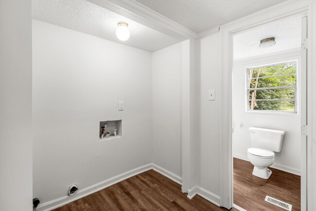 Building Photo - Stunning & Newly Renovated 3 Bedroom 2 Bat...