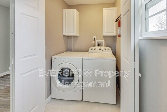 Building Photo - 1115 Spend a Buck Ct