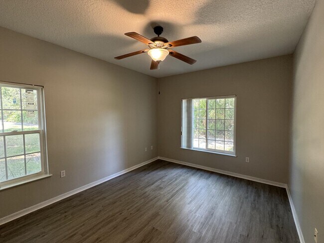 Building Photo - 605 Fairway Dr