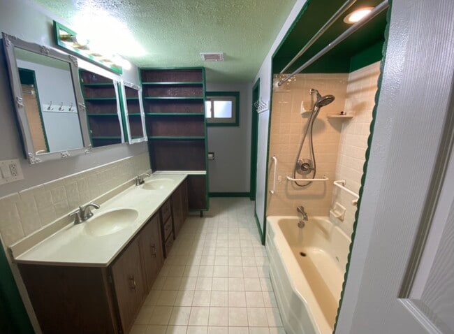 Building Photo - 6211 N College Dr