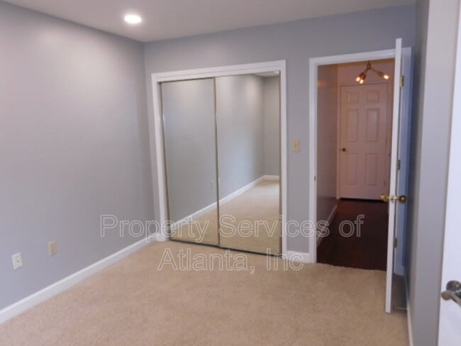 Building Photo - 4115 Pine Heights Dr NE
