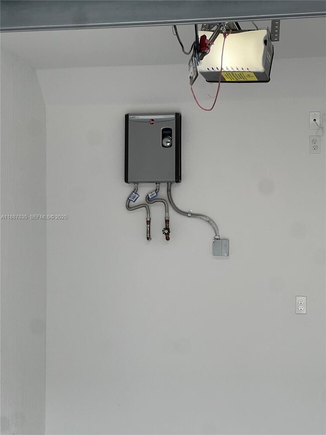 Building Photo - 141 SW 171st Ave