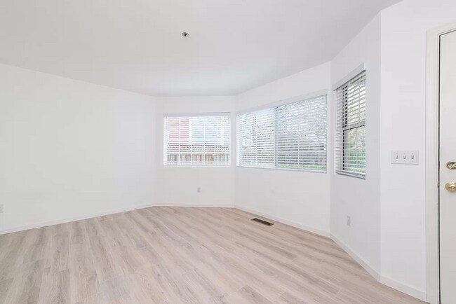 Building Photo - 924 E Cotati Ave