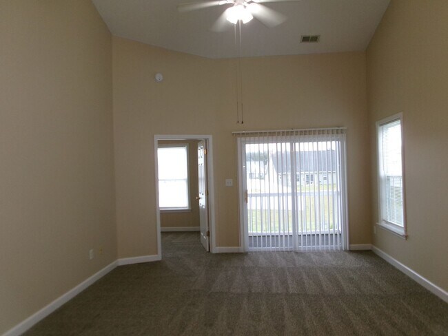 Building Photo - 3 bedroom, 2 bath condo in Carolina Willows