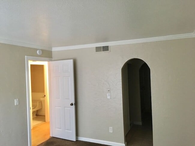 Building Photo - Nice 2 bed, 2 bath Condo with 1-Car Garage...