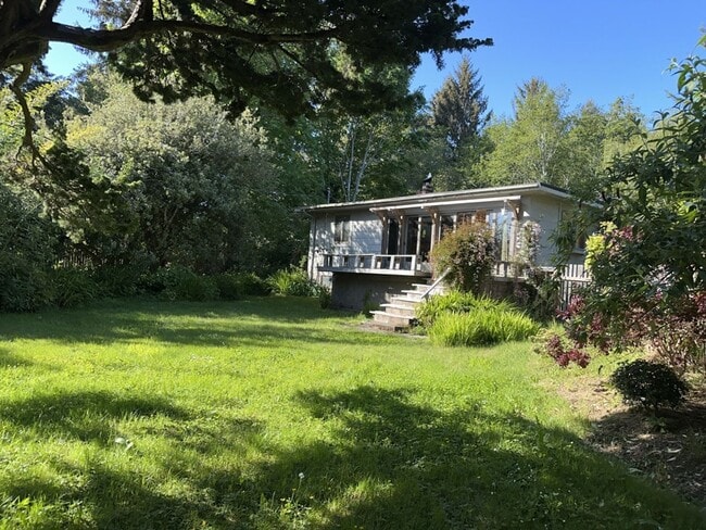 Building Photo - 2000+ sf home is in a great location, pet ...