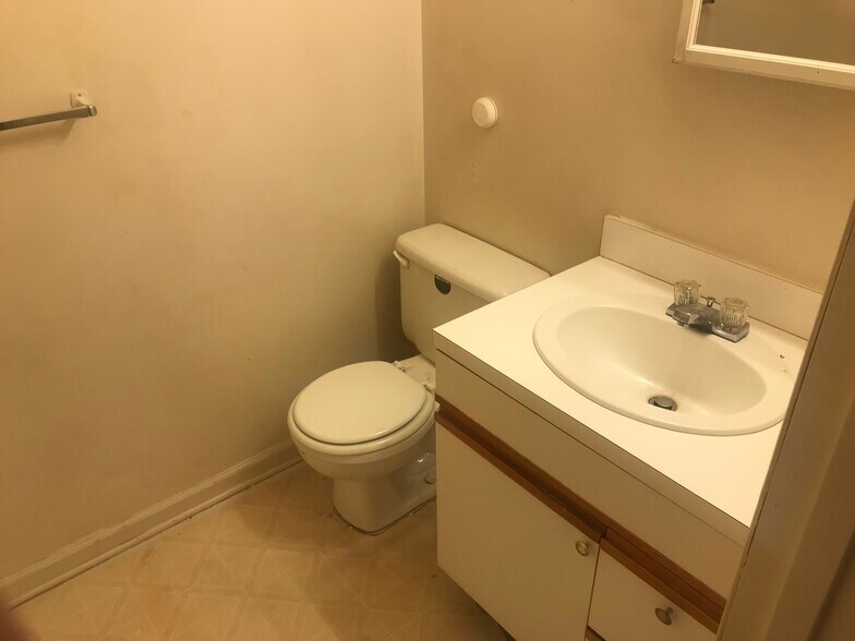 Building Photo - 1910 John Ct