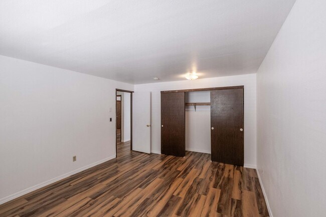 Building Photo - Beautiful 4 Bed, 2 Bath Townhouse with Lots of Closet Space and Laundry In Unit!