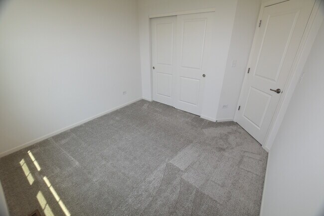 Building Photo - 2945 Showplace Dr