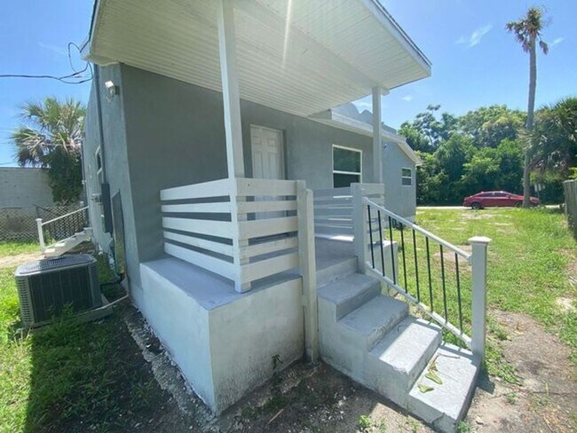 Building Photo - 1 Bedroom 1 Bath Duplex in Ormand Beach fo...