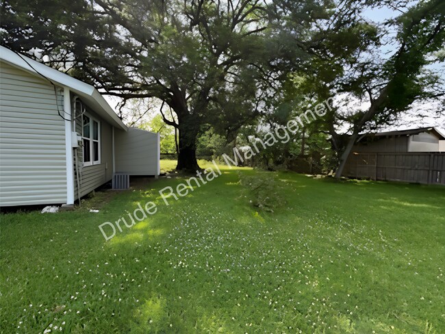 Building Photo - Cozy Charming Country Home