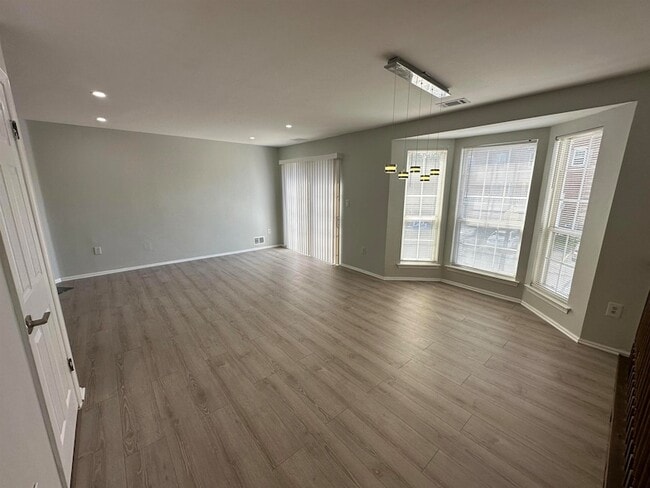 Building Photo - 27 Cottonwood St