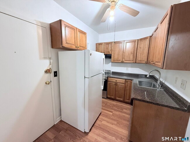 Building Photo - 140 Woodside Green