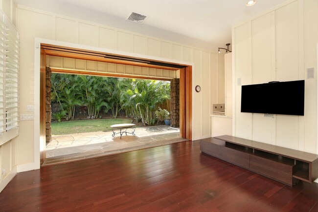 Building Photo - Executive Kahala Home with detached Cottage