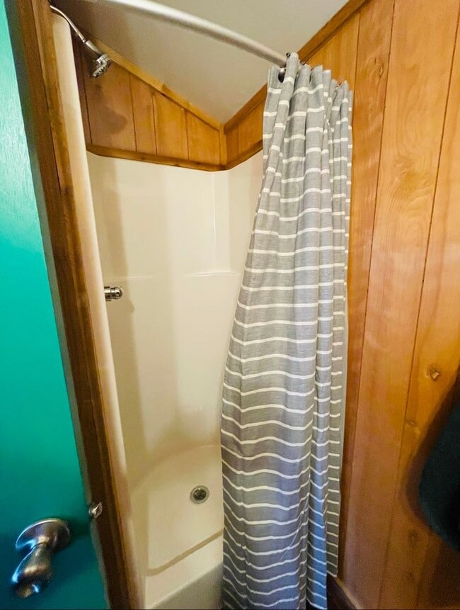 Building Photo - Hudson's Boat House - FOR RENT