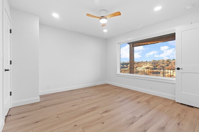 Building Photo - Elevated 5-Bedroom Home in Sandy, UT with Mountain Views!