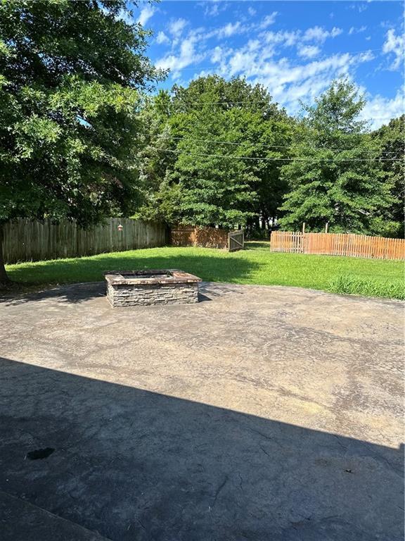 Building Photo - 2010 S Elm St