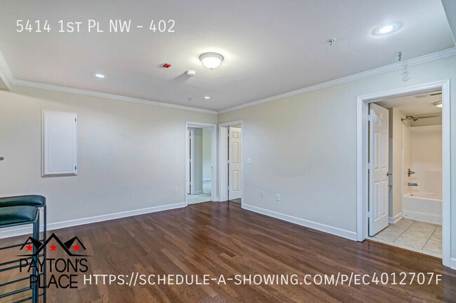 Building Photo - Spacious Condo with Parking