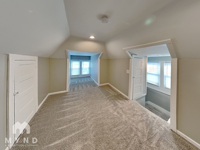 Building Photo - 153 N Oakley Ave