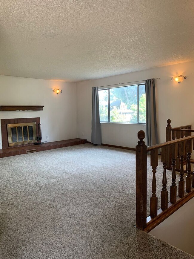 Building Photo - Space to Spread Out | 4 Bed Home + Large Yard Near Old Town