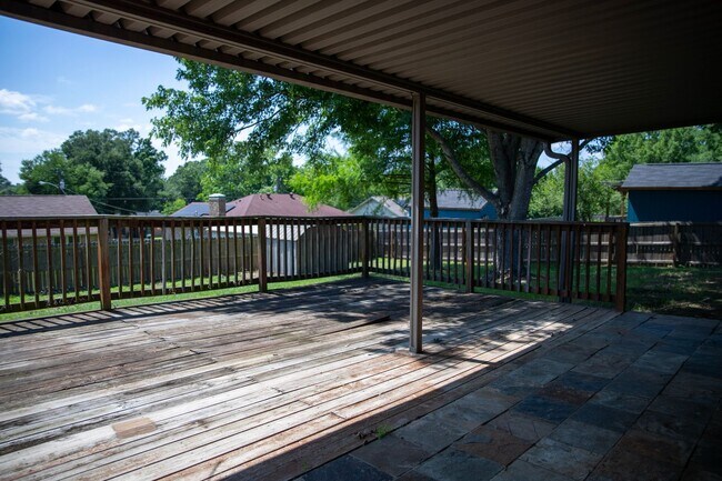 Building Photo - 3 Bedroom 2 Bath Home In Tyler ISD!