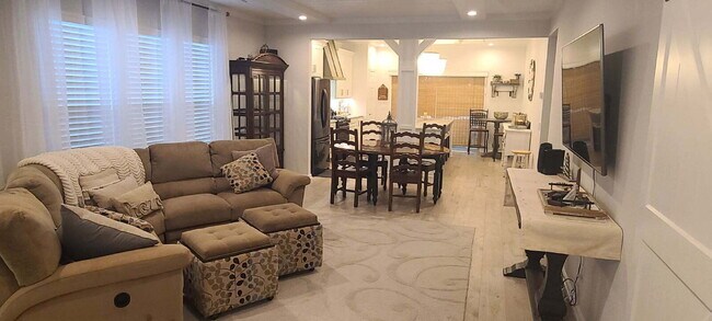 Building Photo - Beautifully Updated Elegant two Bedroom Ho...