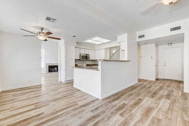 Building Photo - Spacious Henderson Four Bedroom!