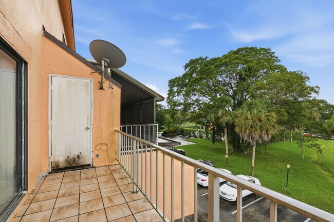 Building Photo - 430 Commodore Dr