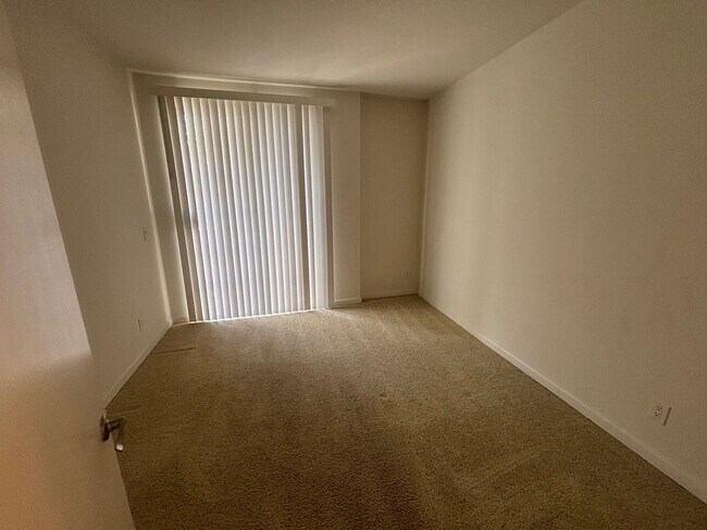 Building Photo - Beautiful 2-Bedroom Lower-Unit Condo in Sienna Villas of Valencia!