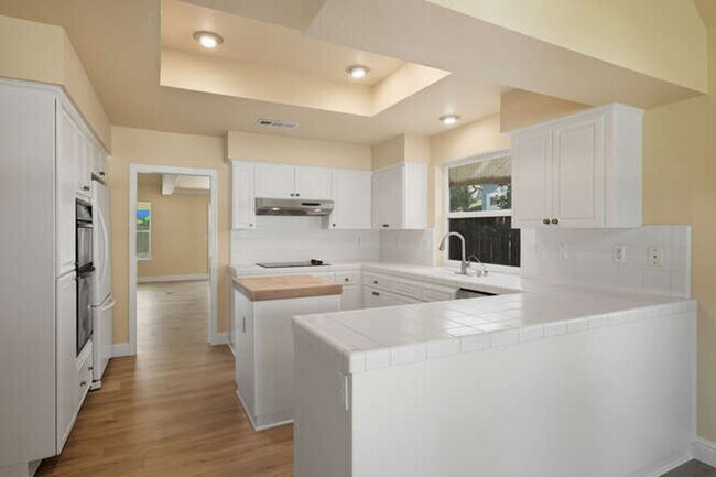 Building Photo - Spacious 5-Bedroom Home with Pool in NE Fr...