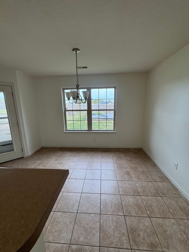 Building Photo - 3 bedroom 2 bath house