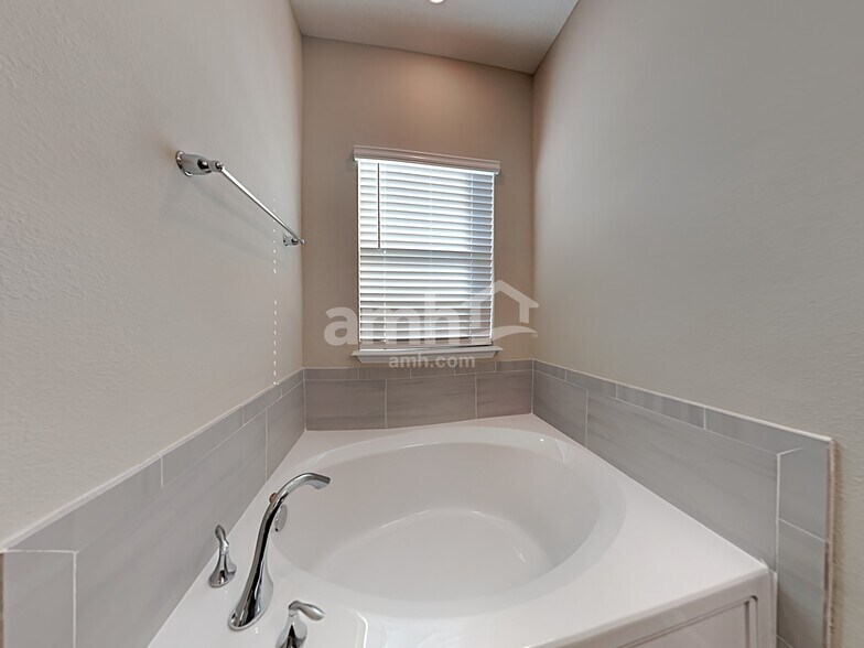 Building Photo - 163 Spruce Point