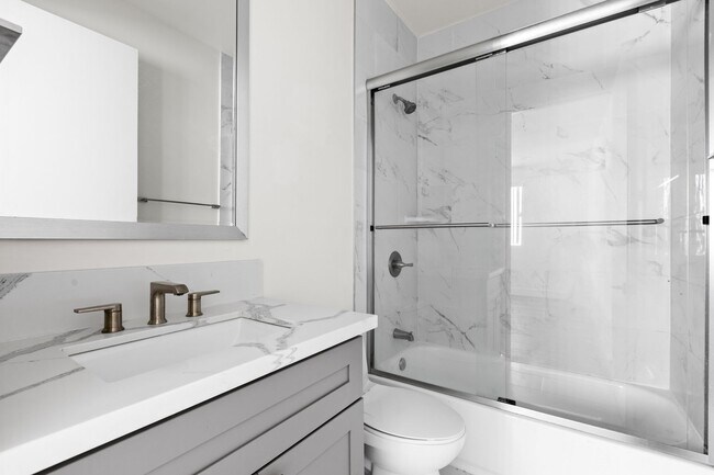 Building Photo - A beautifully designed and renovated 4 bed / 4 1/2 bath townhome located in the desirable Sawtell...