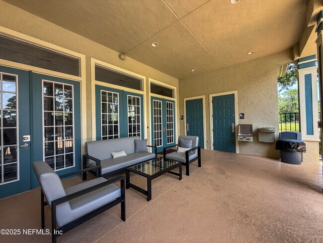 Building Photo - 13700 Richmond Park Dr N