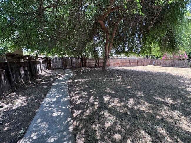 Building Photo - NW Reedley Home Near Shopping Center Rent ...