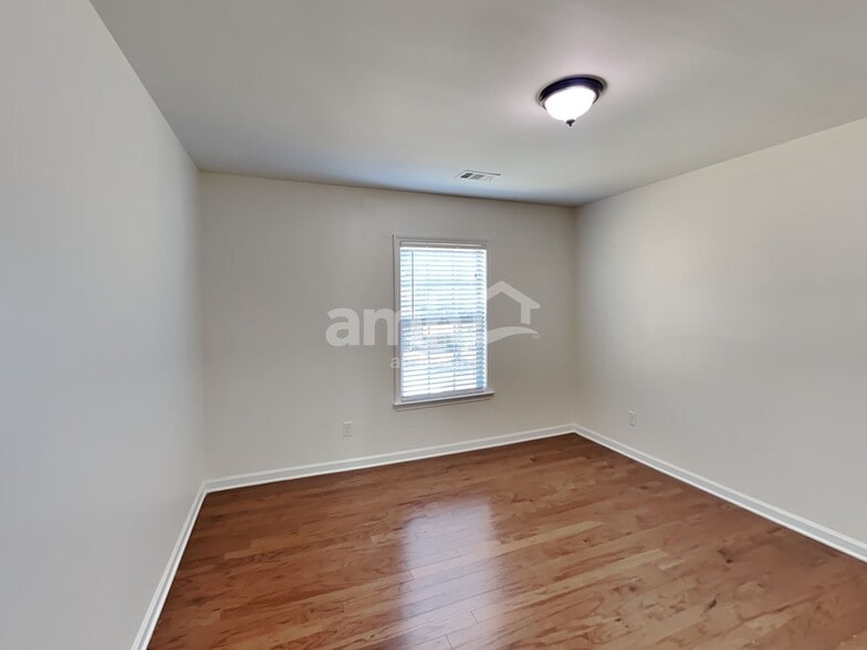 Building Photo - 687 Ivy Chase Loop