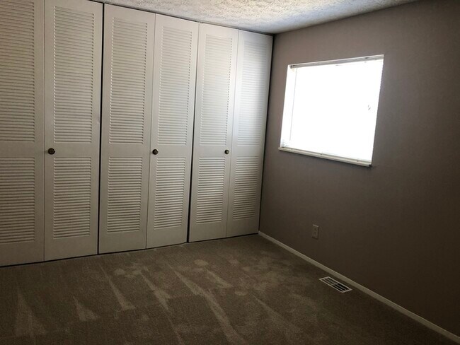 Building Photo - Townhome with basement!
