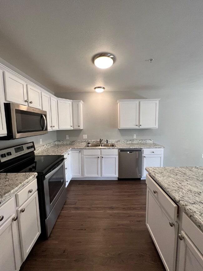 Building Photo - 3BR/2.5BA Townhouse Move-in Special**