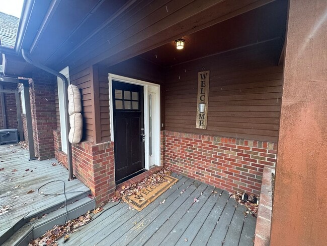 Building Photo - Spacious Private Oasis - 3 Bedroom 2 Bathroom House in Green Tree!