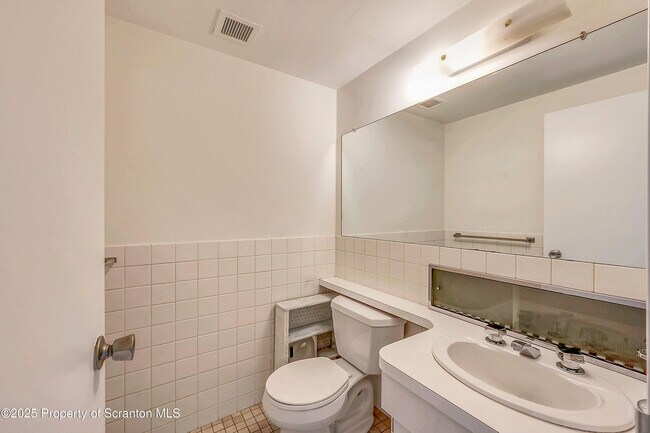 Building Photo - 550 Clay Ave