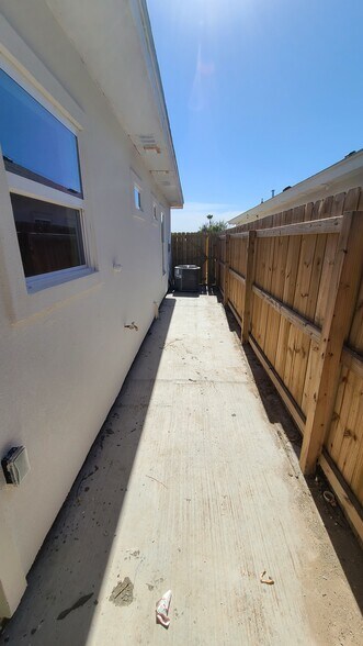 Building Photo - 803 W Smith Dr